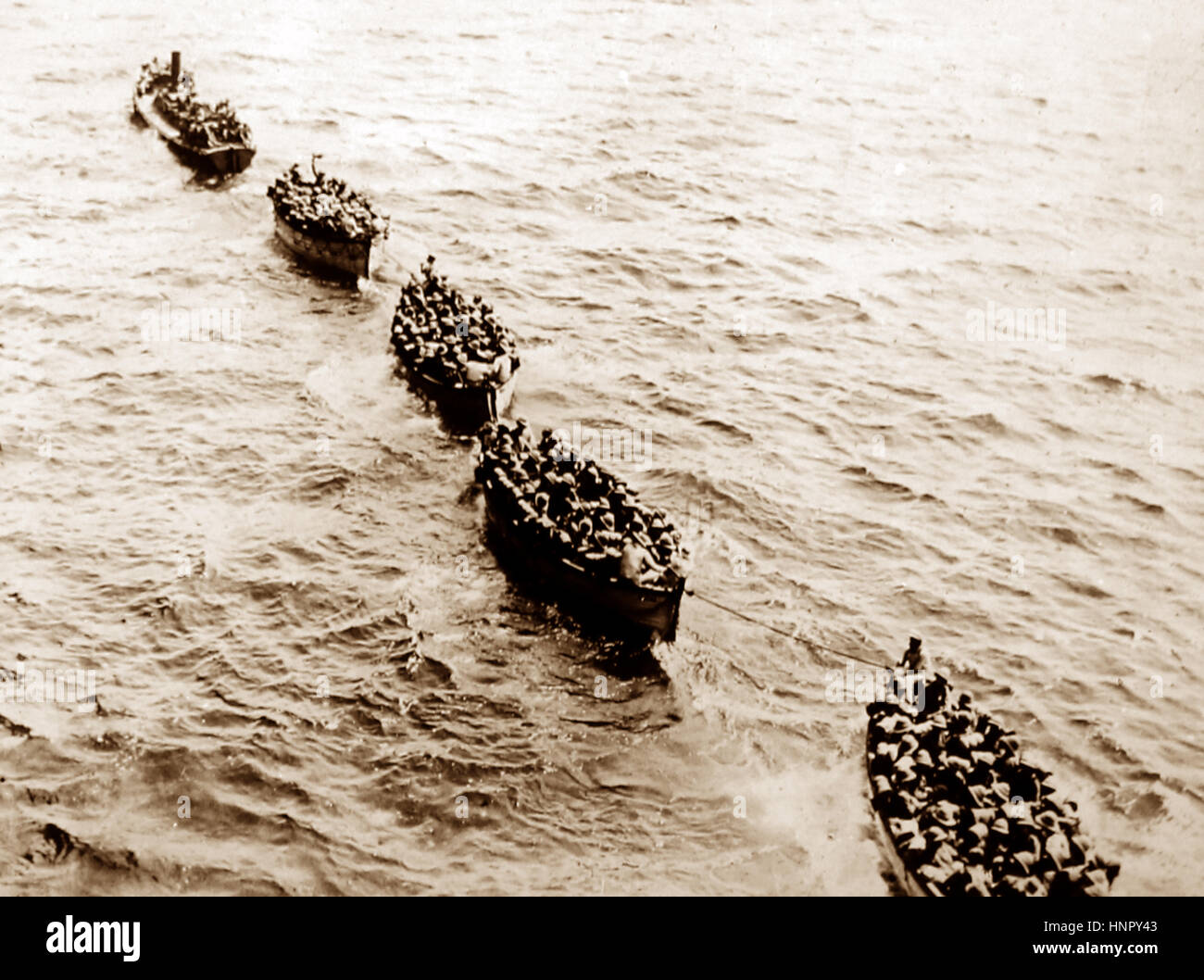 Boats from RMS Mauretania landing troops in the Dardanelles during WW1 Stock Photo