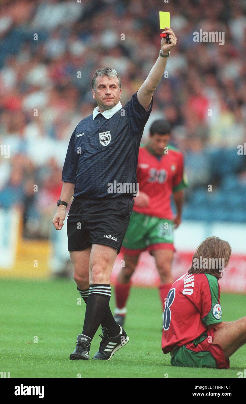 REFEREE BOOKS JOAO PINTO EURO 96 18 June 1996 Stock Photo