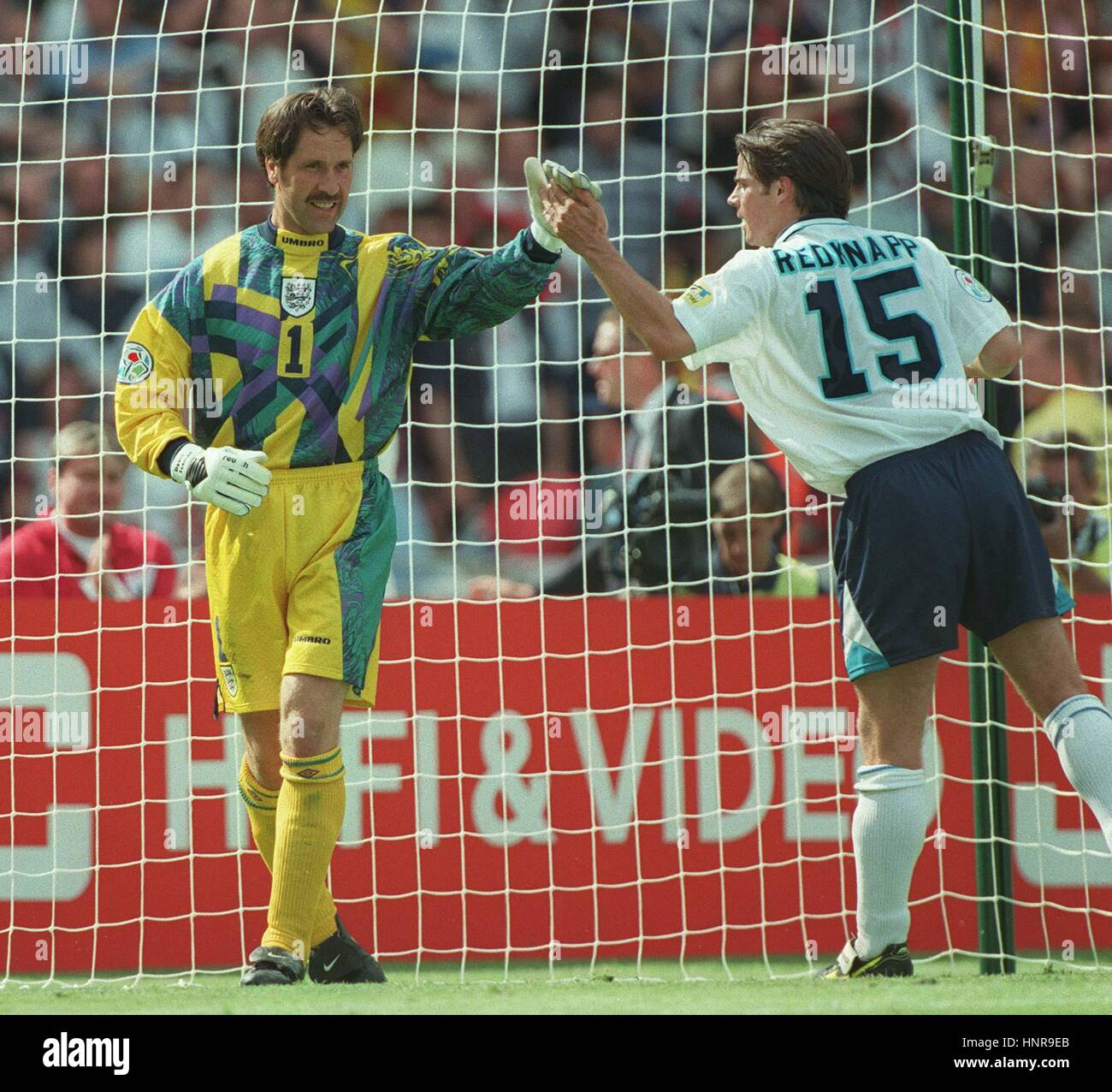 DAVID SEAMAN & JAMIE REDKNAPP ENGLAND V SCOTLAND AFTER PEN 15 June 1996 Stock Photo