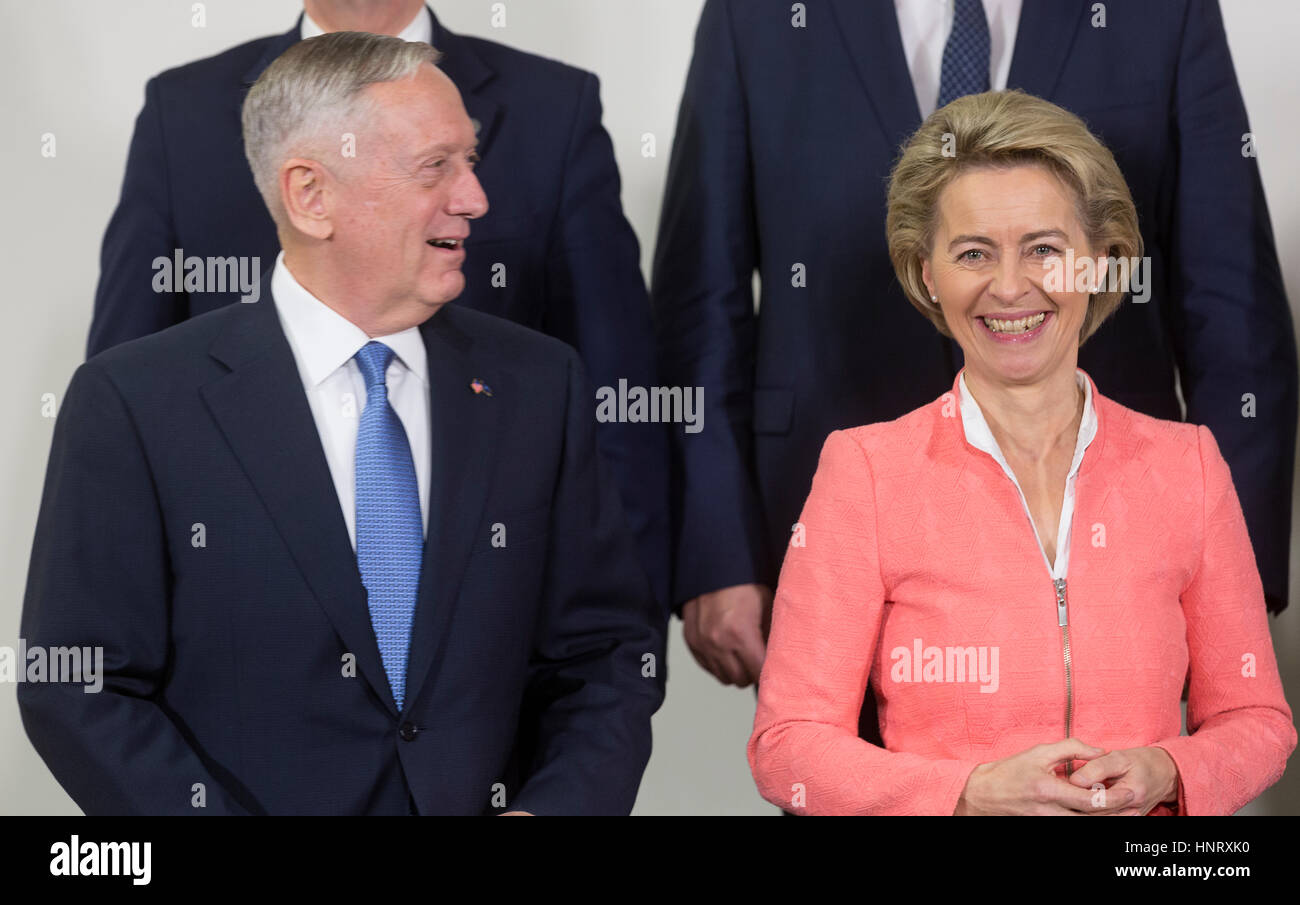 Brussels, Belgium. 15th Feb, 2017. The US defence minister Jim Mattis (r) and his German counterpart Ursula von der Leyen (CDU) at a meeting of the defence ministers of the Nato countries in Brussels, Belgium, 15 February 2017. - NO WIRE SERVICE - Photo: Thierry Monasse/dpa-POOL/dpa/Alamy Live News Stock Photo