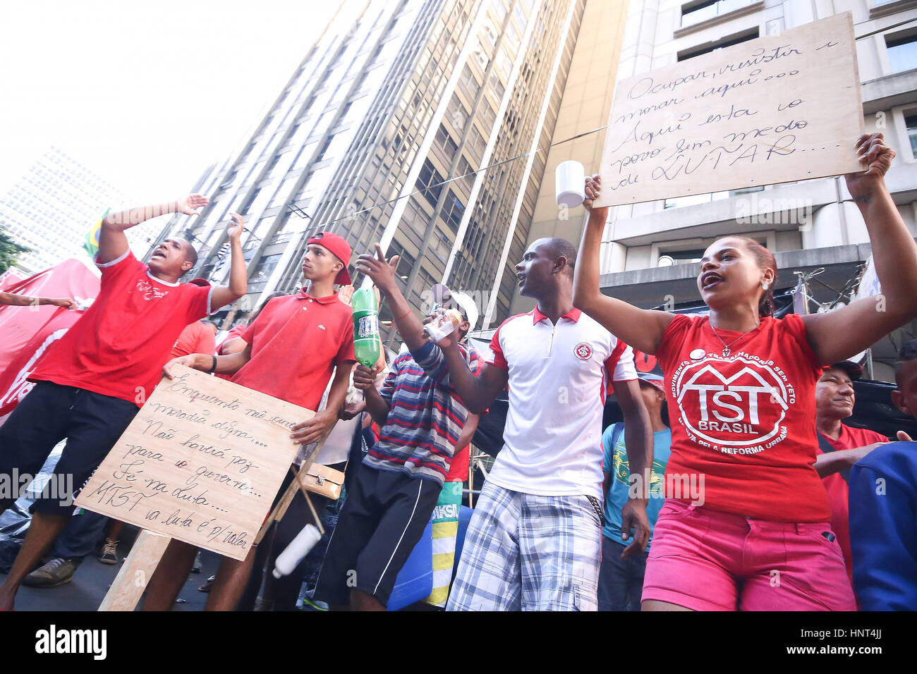 Sao Paulo, Brazil. 16th Feb, 2017. hundreds of people from the homeless workers movement (MTST acronym in Portuguese) raise a camp claiming housing in front of the presidential berau on Paulista Avenue Credit: Dario Oliveira/ZUMA Wire/Alamy Live News Stock Photo