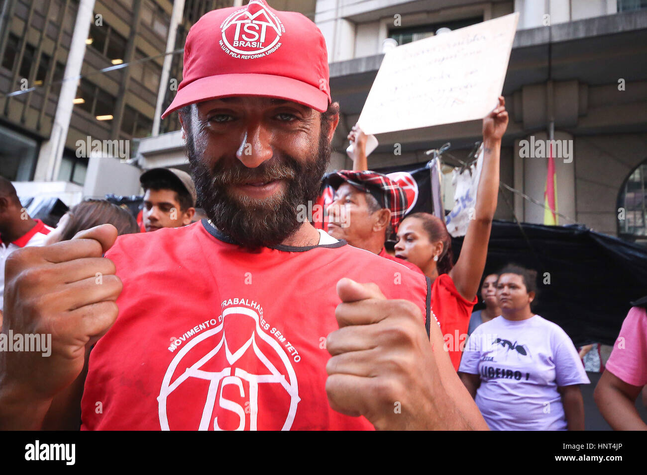 Sao Paulo, Brazil. 16th Feb, 2017. hundreds of people from the homeless workers movement (MTST acronym in Portuguese) raise a camp claiming housing in front of the presidential berau on Paulista Avenue Credit: Dario Oliveira/ZUMA Wire/Alamy Live News Stock Photo