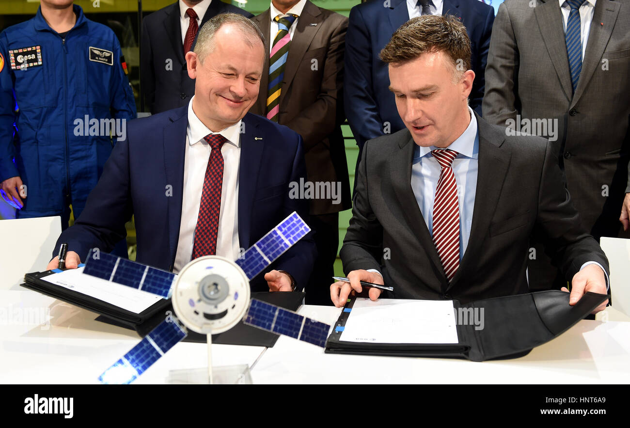 Bremen, Germany. 16th Feb, 2017. Oliver Juckenhoefel (r), new director of the Airbus Aerospace center in Bremen, and David Parker, ESA Director for Crewed Spaceflight and Robotic Exploration, sign the contract between the ESA and Airbus over the construction of the second European service module for the Orion capsule in Bremen, Germany, 16 February 2017. Photo: Carmen Jaspersen/dpa/Alamy Live News Stock Photo