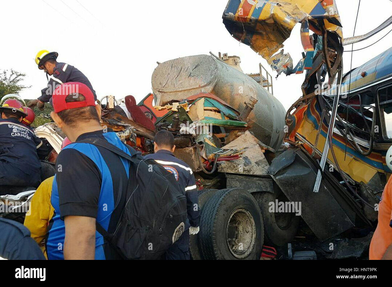 Carabobo, Venezuela. 16th February 2017. Members of rescue teams work at the site of a collision between a bus and a heavy-duty vehicle on the Guigue-Valencia highway in the state of Carabobo, Venezuela, on Feb. 16, 2017. The frontal collision between a passenger bus and a heavy-duty vehicle on Thursday caused at least 16 killed and other 50 injured, according to the local press. Credit: Xinhua/Alamy Live News Stock Photo