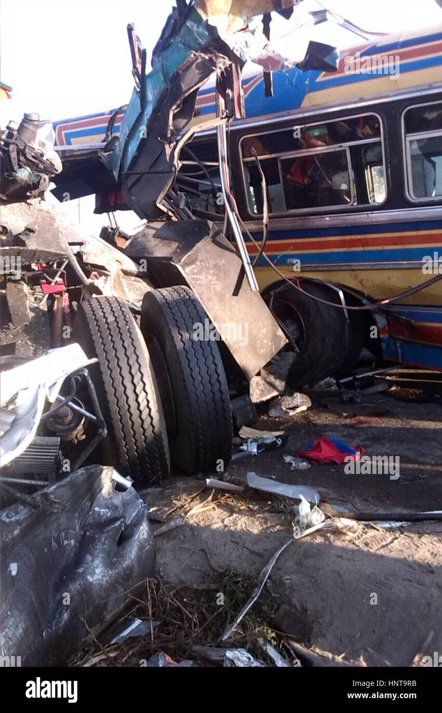 Carabobo, Venezuela. 16th February 2017. Debris is seen at the site of a collision between a bus and a heavy-duty vehicle on the Guigue-Valencia highway in the state of Carabobo, Venezuela, on Feb. 16, 2017. The frontal collision between a passenger bus and a heavy-duty vehicle on Thursday caused at least 16 killed and other 50 injured, according to the local press. Credit: Xinhua/Alamy Live News Stock Photo