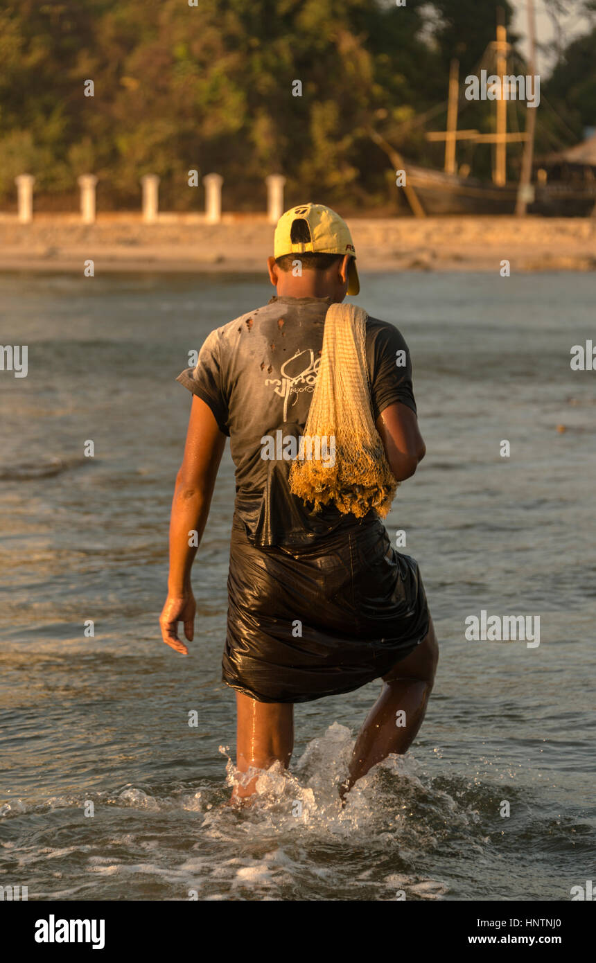 Empty fishing net hi-res stock photography and images - Alamy