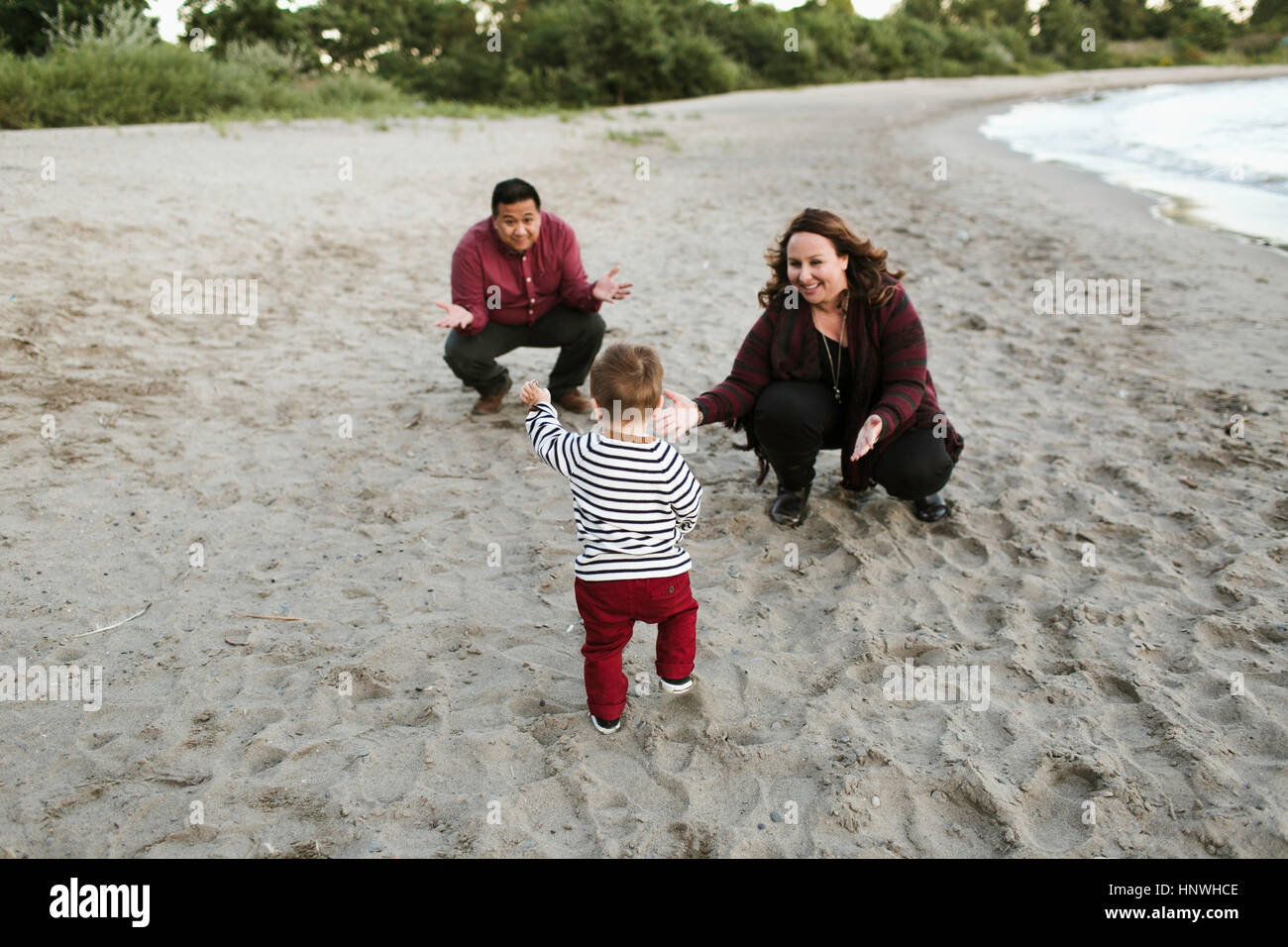 Baby beach family hi-res stock photography and images - Alamy
