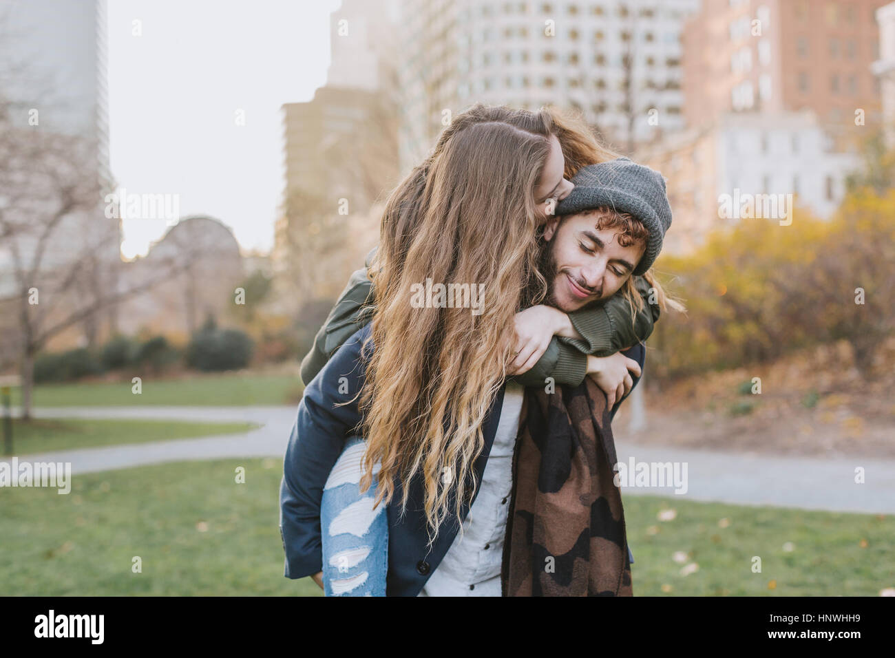 Couple hugging rear hi-res stock photography and images - Alamy