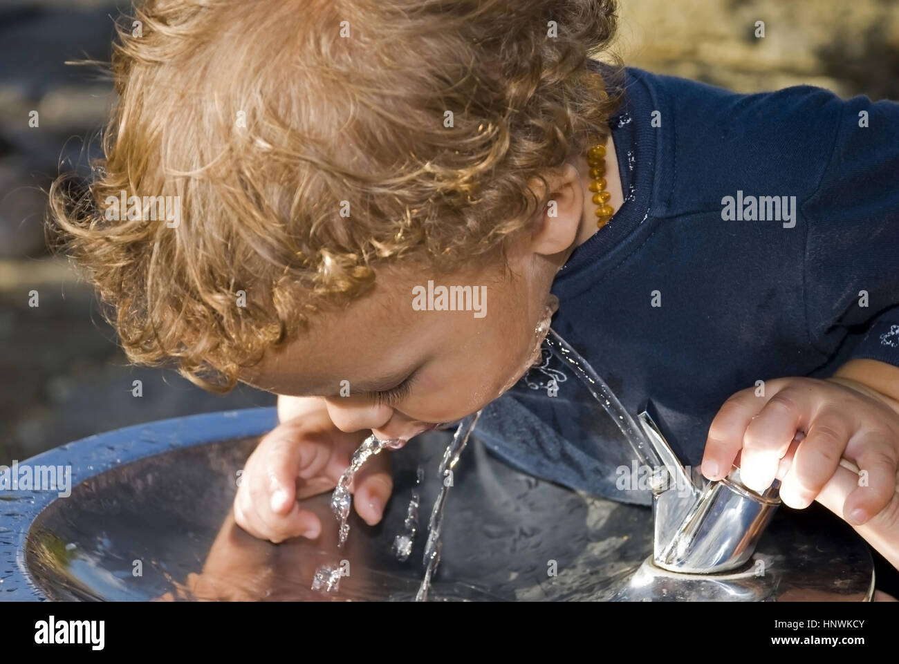 Model release, Kleiner Junge trinkt Wasser aus Wasserleitung - child drinks water from water tap Stock Photo