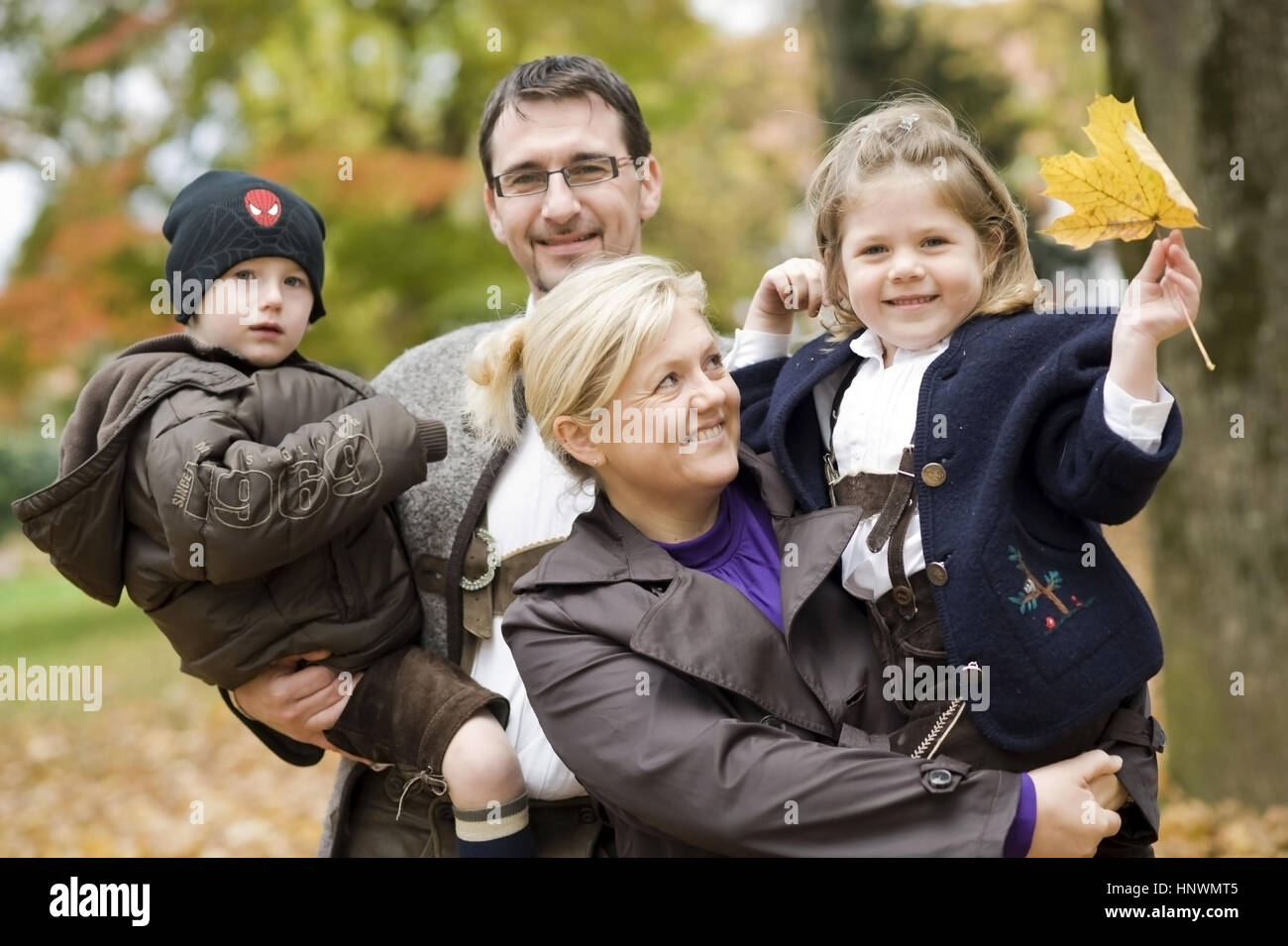 Model release, Familie im Herbst family in autumn Stock Photo Alamy