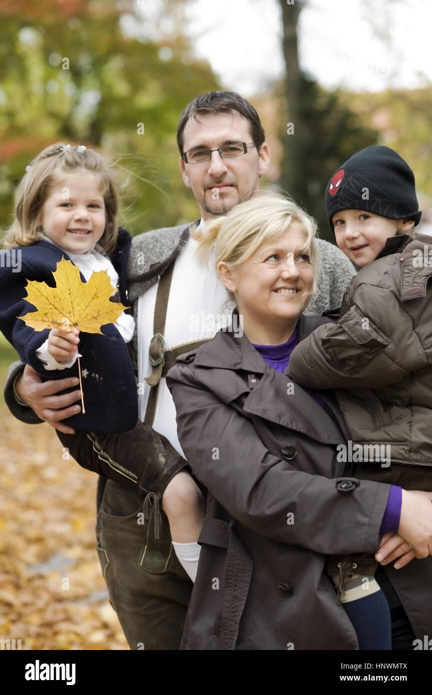 Model release, Familie im Herbst family in autumn Stock Photo Alamy