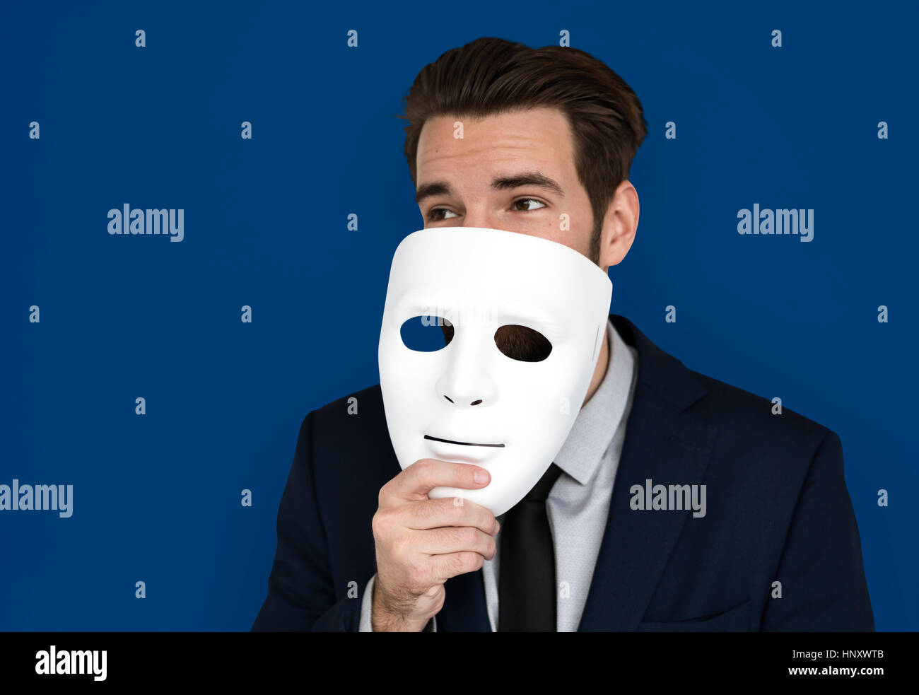 Человек с маской в руках. Человек в маске фотосток. Прячет лицо за маской. Человек в маске кто он. Вэл валентино.