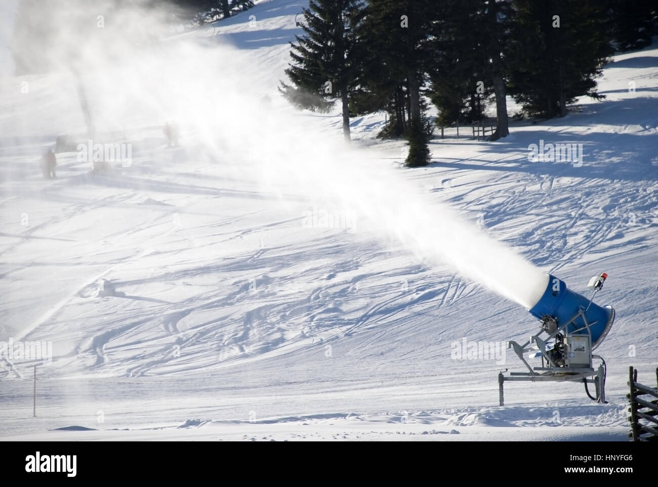 Schneekanone an Skipiste snow cannon Stock Photo Alamy
