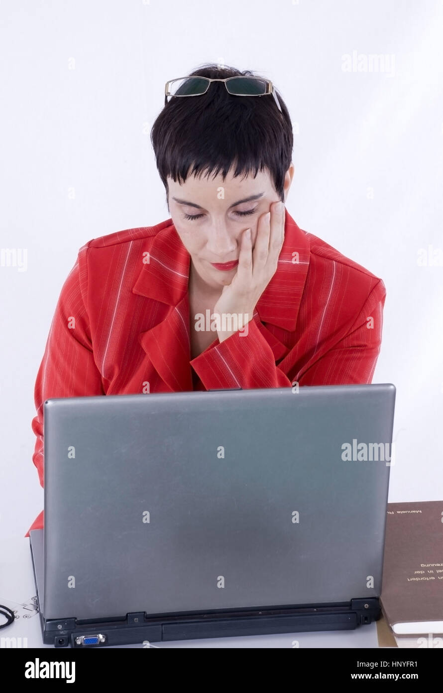Model release , Schlafende Geschaeftsfrau mit Laptop am Arbeitsplatz - sleeping business woman using laptop in office Stock Photo