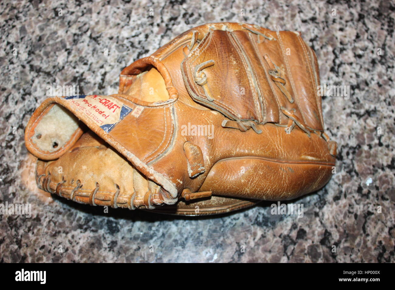 THIS IS A BASEBALL GLOVE FROM THE 1950'S COLLECTIBLE Stock Photo Alamy