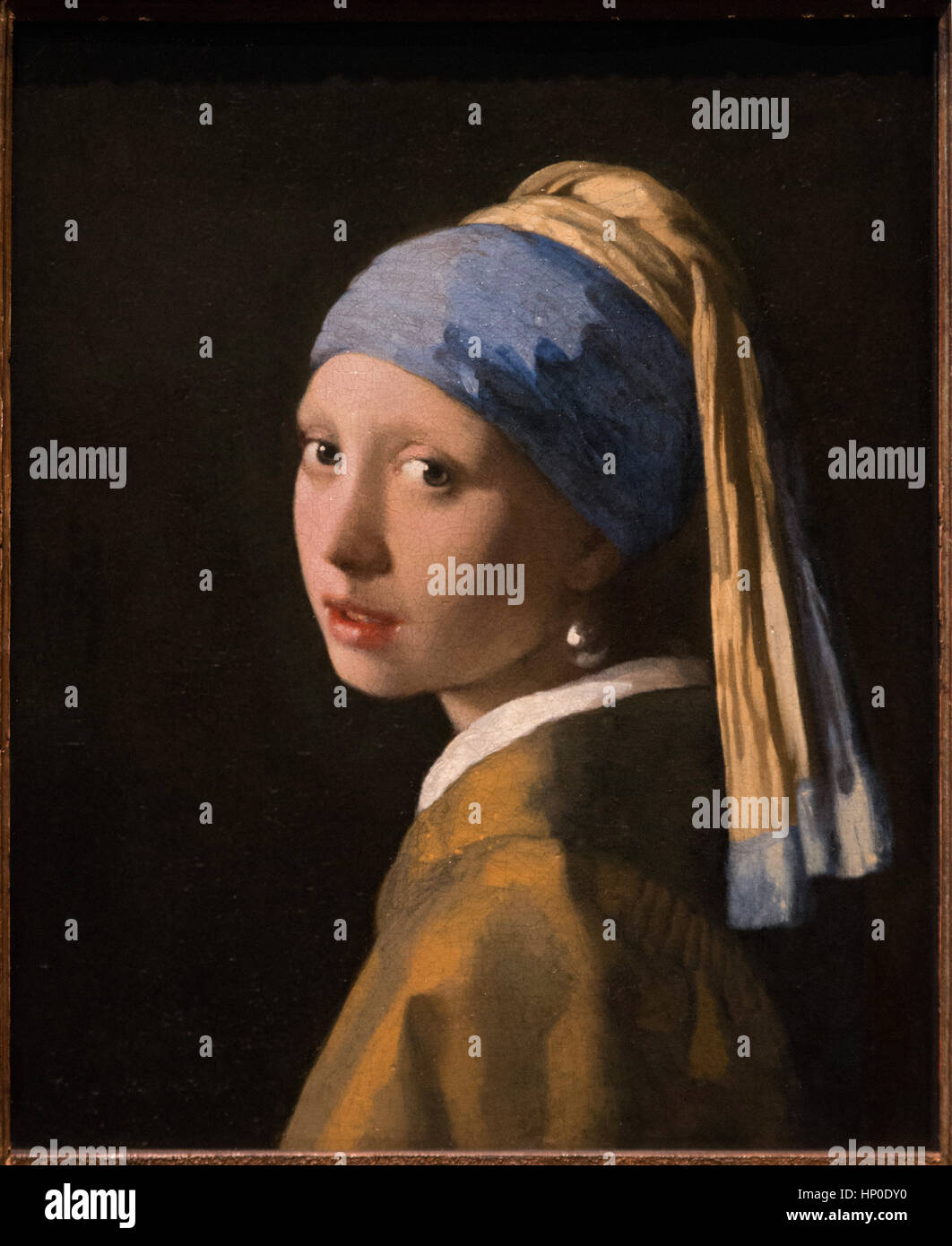 Johannes Vermeer, Girl with a Pearl Earring (Meisje met de parel) 1665 - Mauritshuis Museum The Hague Stock Photo