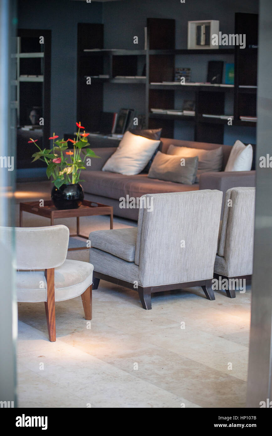 Waiting room chairs and plant hi-res stock photography and images - Alamy