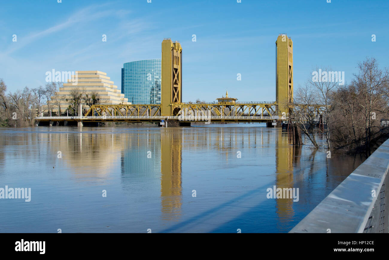 Sacramento, California, U.S.A. 12 February 2017. The water level of the Sacramento River is almost reaching the Tower Bridge and has partly flooded th Stock Photo