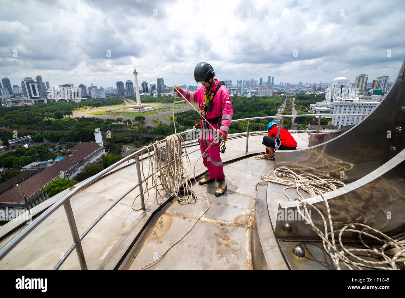 Jakarta, Indonesia. 16th of February 2017. Voluntary workers coils the ropes at the hightest standing platform of the 66.66 metres-height tower of Istiqlal Mosque in Jakarta, Indonesia. Dozens of members of the outdoor activity enthusiasts clubs, rope access companies, and outdoor adventure service organization, gather voluntarily to clean up the largest mosque in Southeast Asia as a symbol of unity and tolerance. Credit: Reynold Sumayku/Alamy Live News Stock Photo