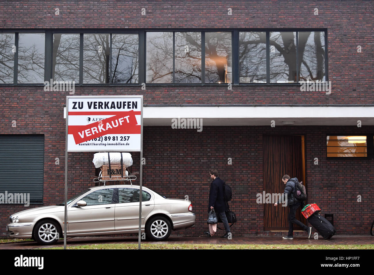 Krefeld, Germany. 17th Feb, 2017. A car with British number plates and