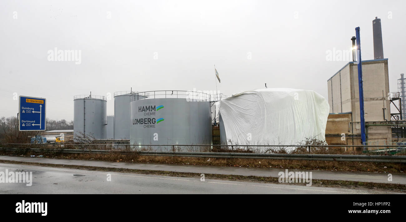 Oberhausen, Germany. 17th Feb, 2017. A crumpled chemical storage container that ruptured and leaked sulphuric acid near Oberhausen, Germany, 17 February 2017. The accident was the result of muriatic acid being pumped into the contained. Photo: Roland Weihrauch/dpa/Alamy Live News Stock Photo