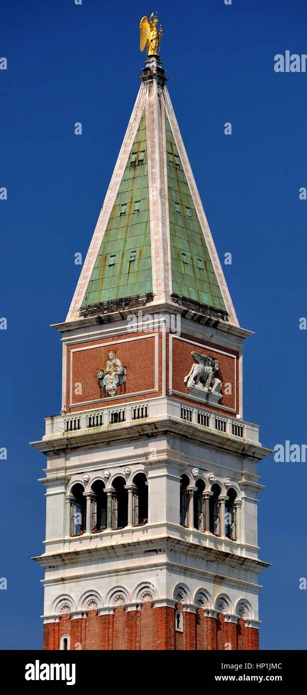 Der Markusturm (Campanile di San Marco) auf dem Markusplatz in Venedig (Italien), fotografiert am 20.08.2016. Der Glockenturm des Markusdoms diente früher auch als Leuchtturm für Schiffe an der Lagune von Venedig. | usage worldwide Stock Photo