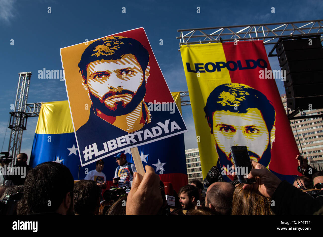 Madrid, Spain. 18th Feb, 2017. People protesting demanding the release of Leopoldo Lopez and political prisoners Credit: Marcos del Mazo/Alamy Live News Stock Photo