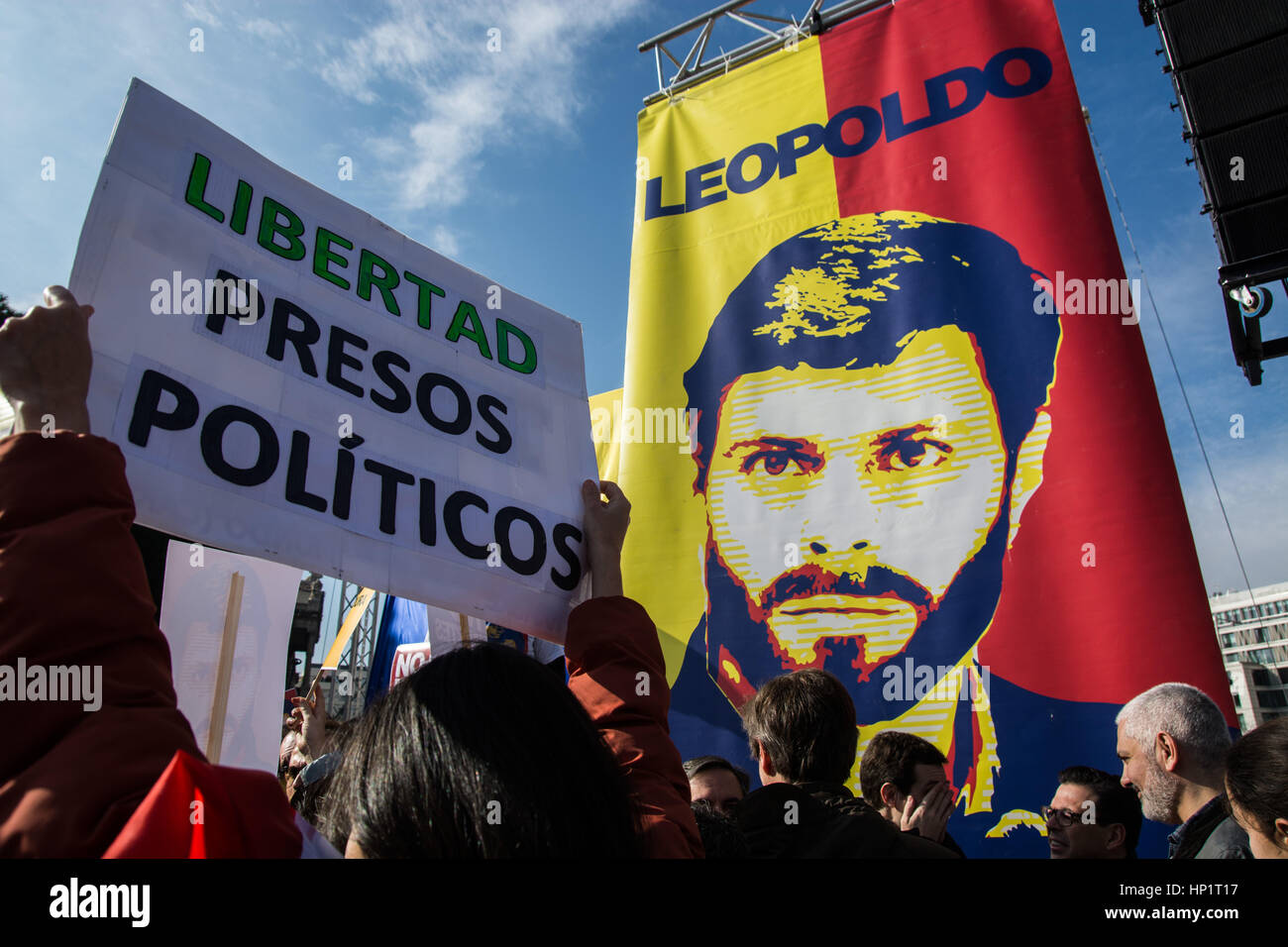 Madrid, Spain. 18th Feb, 2017. A woman holds a placard that reads 'freedom political prisoners' during a protest demanding the release of Leopoldo Lopez and political prisoners Credit: Marcos del Mazo/Alamy Live News Stock Photo