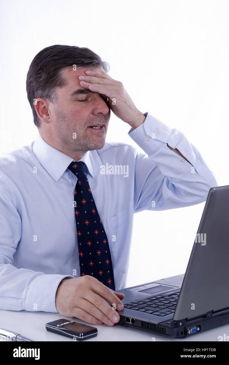 Model release , Verzweifelter Geschaeftsmann, 50+, im Buero bei der Arbeit am Computer - desperate business man at work in office Stock Photo