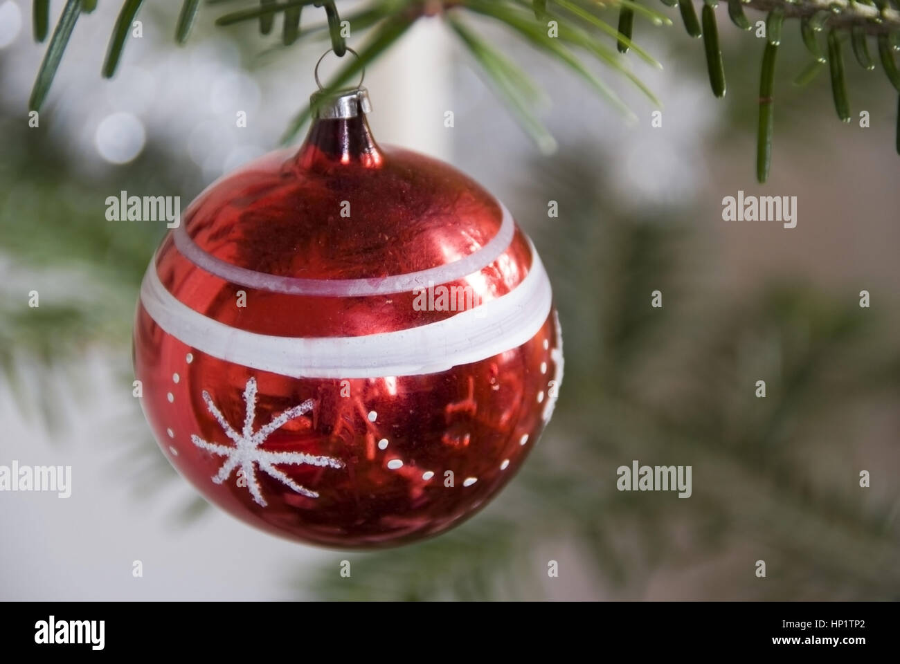 rote Christbaumkugel red Christmas tree ball Stock Photo Alamy