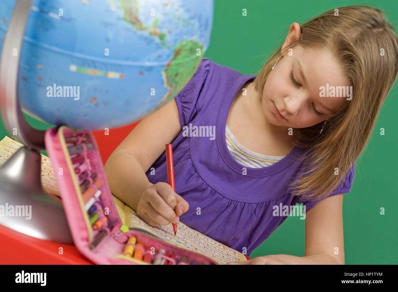 Model release , Maedchen, 6 Jahre, macht Hausaufgaben - girl does homeworks Stock Photo