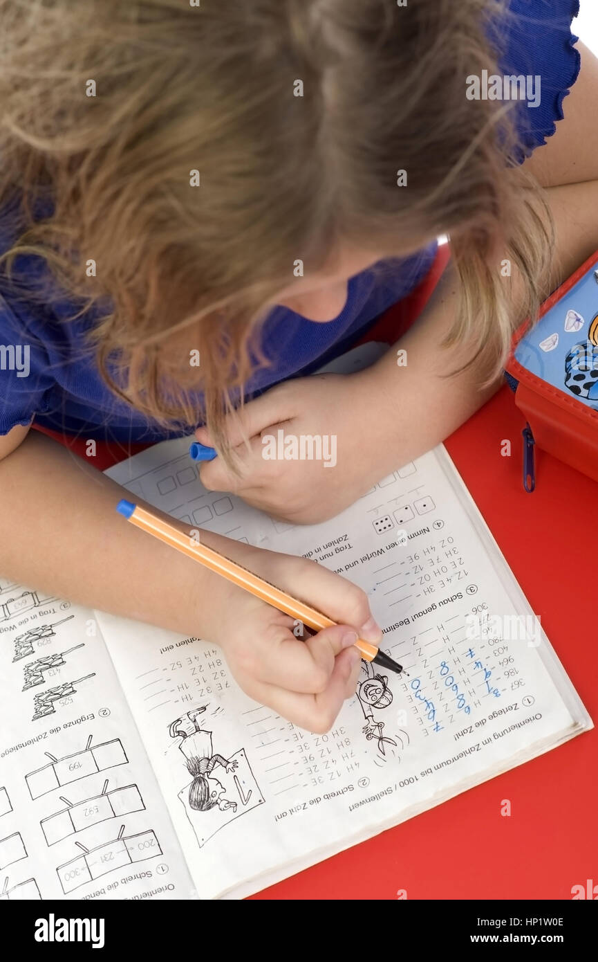 Model release , Maedchen, 8 Jahre, macht Mathematik-Hausaufgaben - girl does homeworks Stock Photo