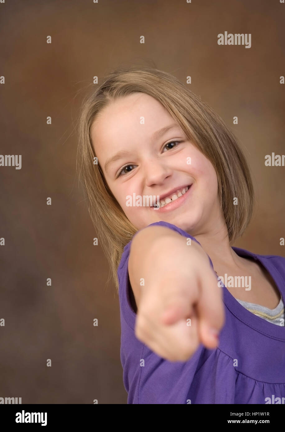 Model release , Blondes Maedchen, 6 Jahre, zeigt mit Zeigefinger - blond girl points at something Stock Photo
