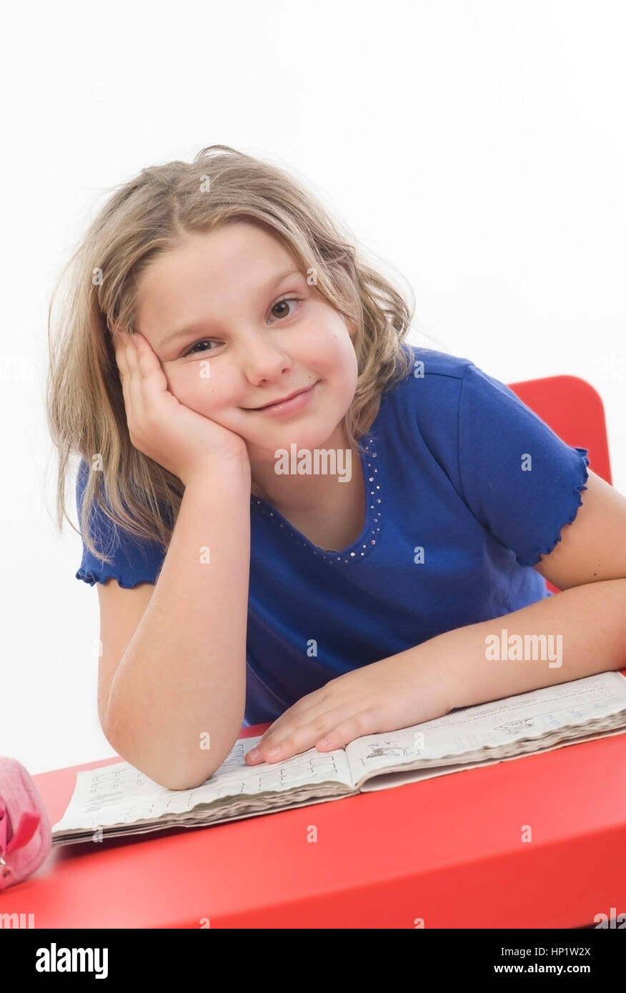 Model release , Schuelerin, 8 Jahre, sitzt am Schreibtisch - schoolgirl at desktop Stock Photo