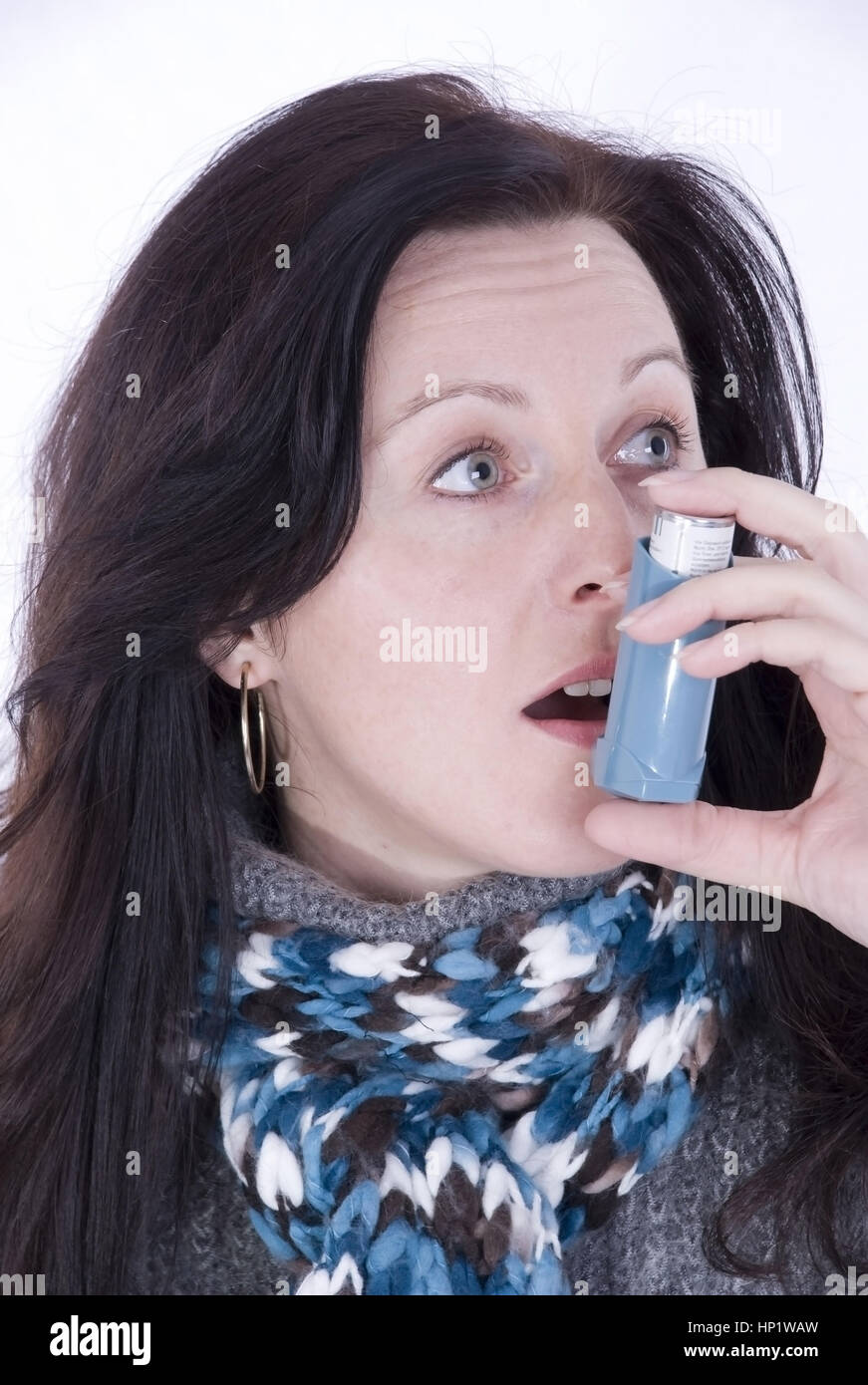 Model release , Junge Frau verwendet Asthmaspray - woman takes asthma spray Stock Photo