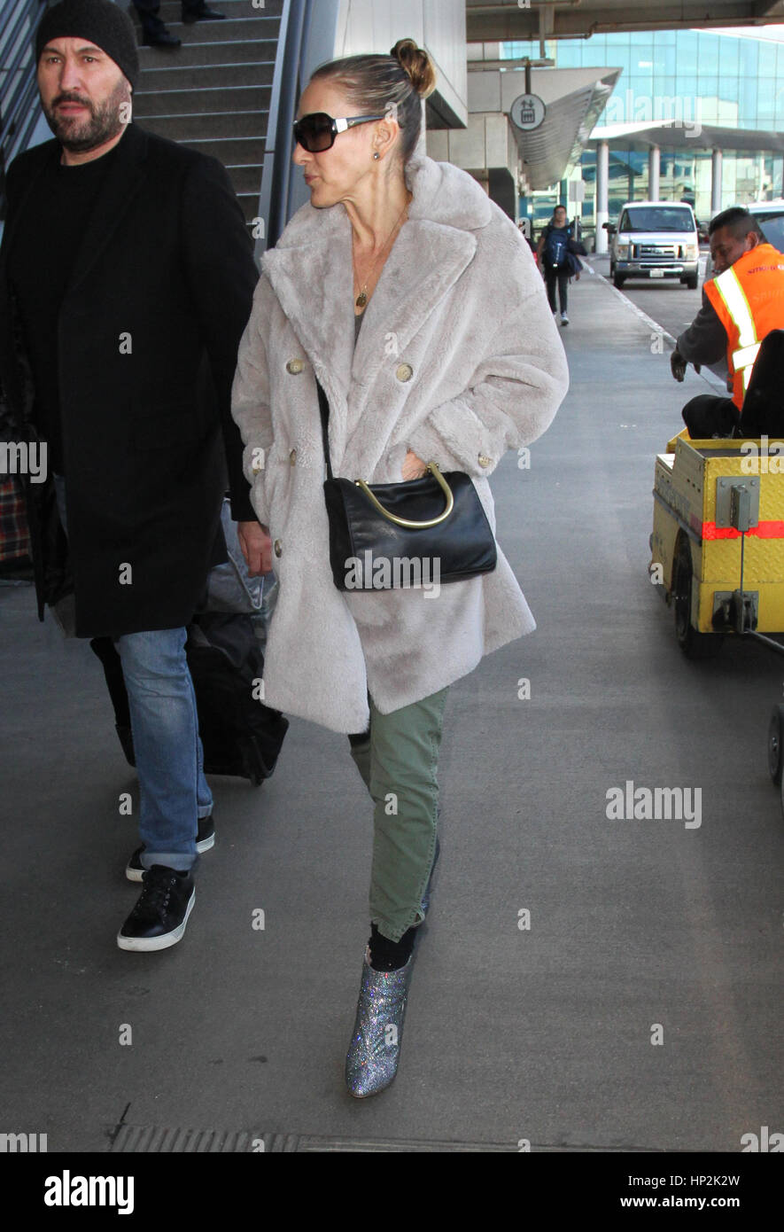 Sarah Jessica Parker arrives at Los Angeles International (LAX) Airport  Featuring: Sarah Jessica Parker Where: Los Angeles, California, United  States When: 17 Jan 2017 Credit: WENN.com Stock Photo - Alamy, image size:885x1390