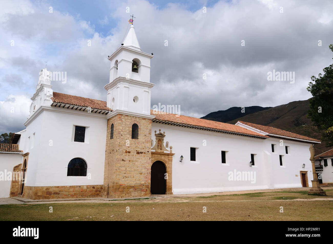 Colombia, Beautiful white villa with shingle roofs hidden behind walls in colonial Villa de Leyva. Iglesia del Carmen Stock Photo