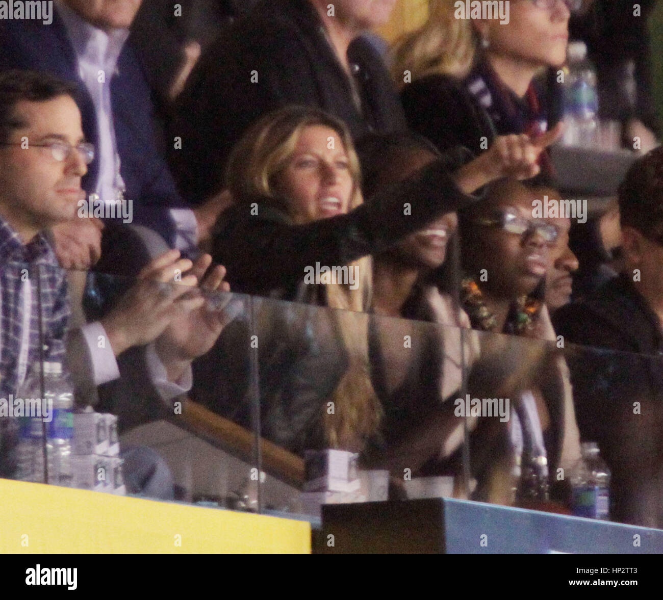 Gisele Bundchen cheers for her husband, New England Patriots