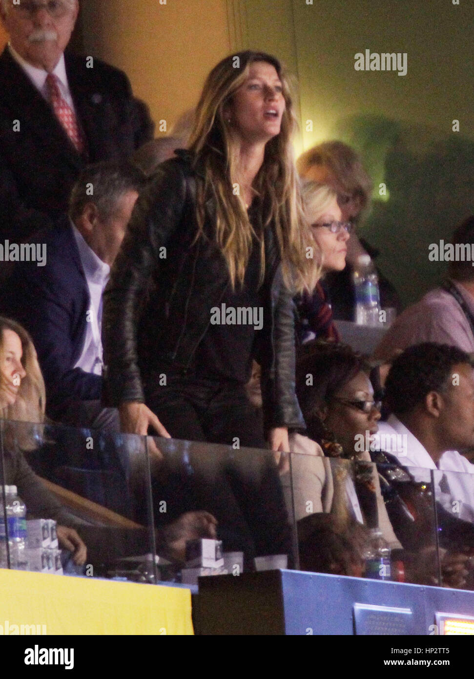 Gisele Bundchen cheers for her husband, New England Patriots(00)