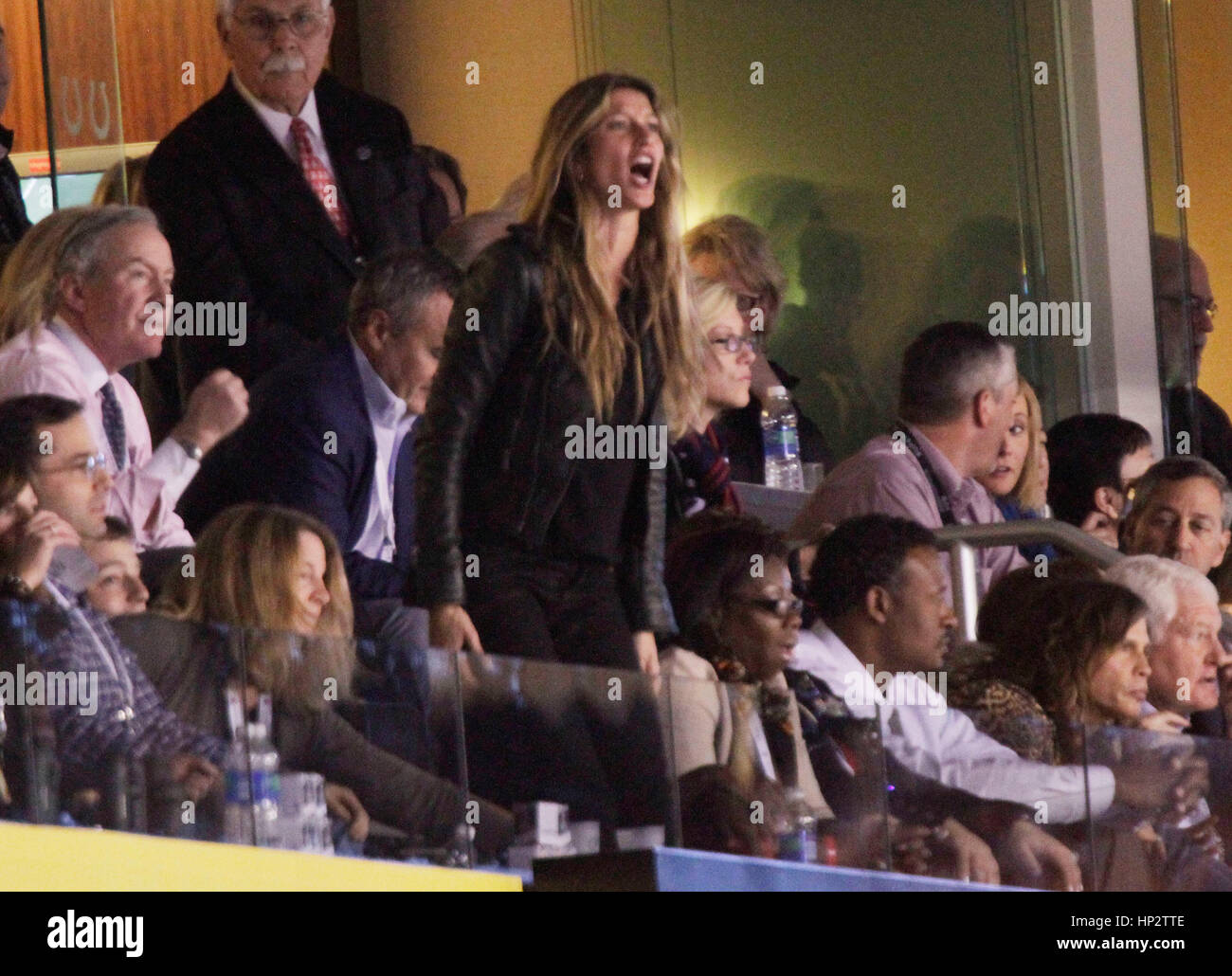 Gisele Bundchen cheers for her husband, New England Patriots