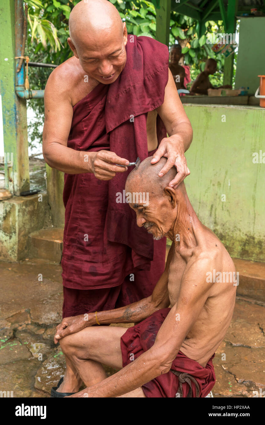 Mönche bei der Kopf Rasur, Kyauk Ka Lat Pagode, Hpa-an, Myanmar, Asien  |  monks shaving their head,  Kyauk Kalat Pagoda,  Hpa-an, Myanmar, Asia Stock Photo