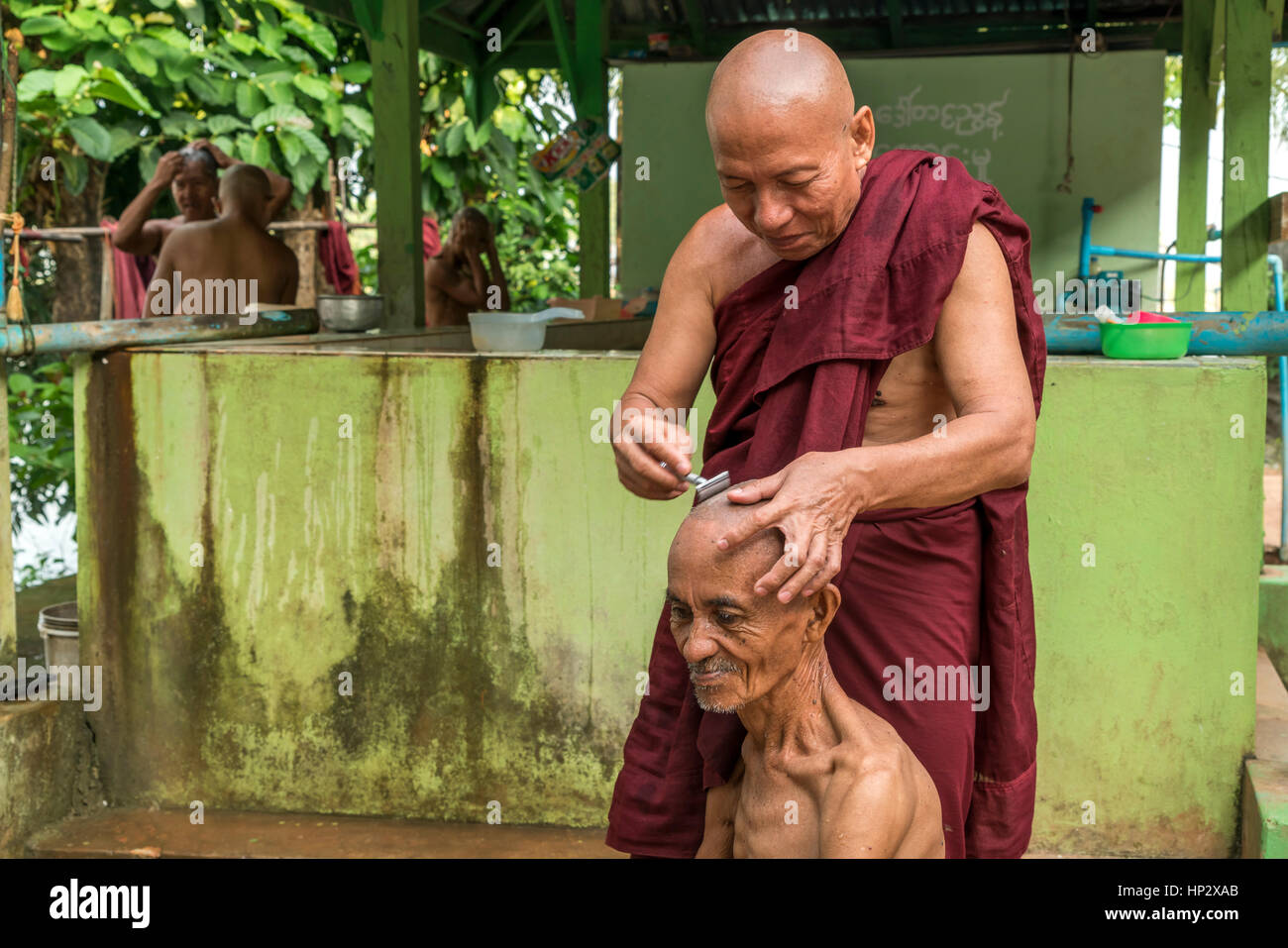 Mönche bei der Kopf Rasur, Kyauk Ka Lat Pagode, Hpa-an, Myanmar, Asien  |  monks shaving their head,  Kyauk Kalat Pagoda,  Hpa-an, Myanmar, Asia Stock Photo