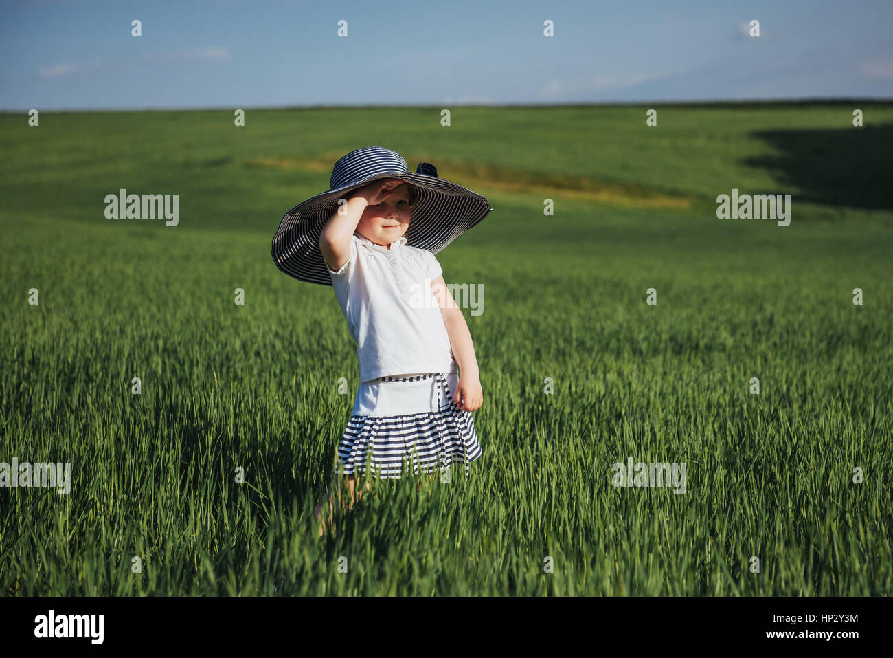 Child in a big hat hi-res stock photography and images - Alamy