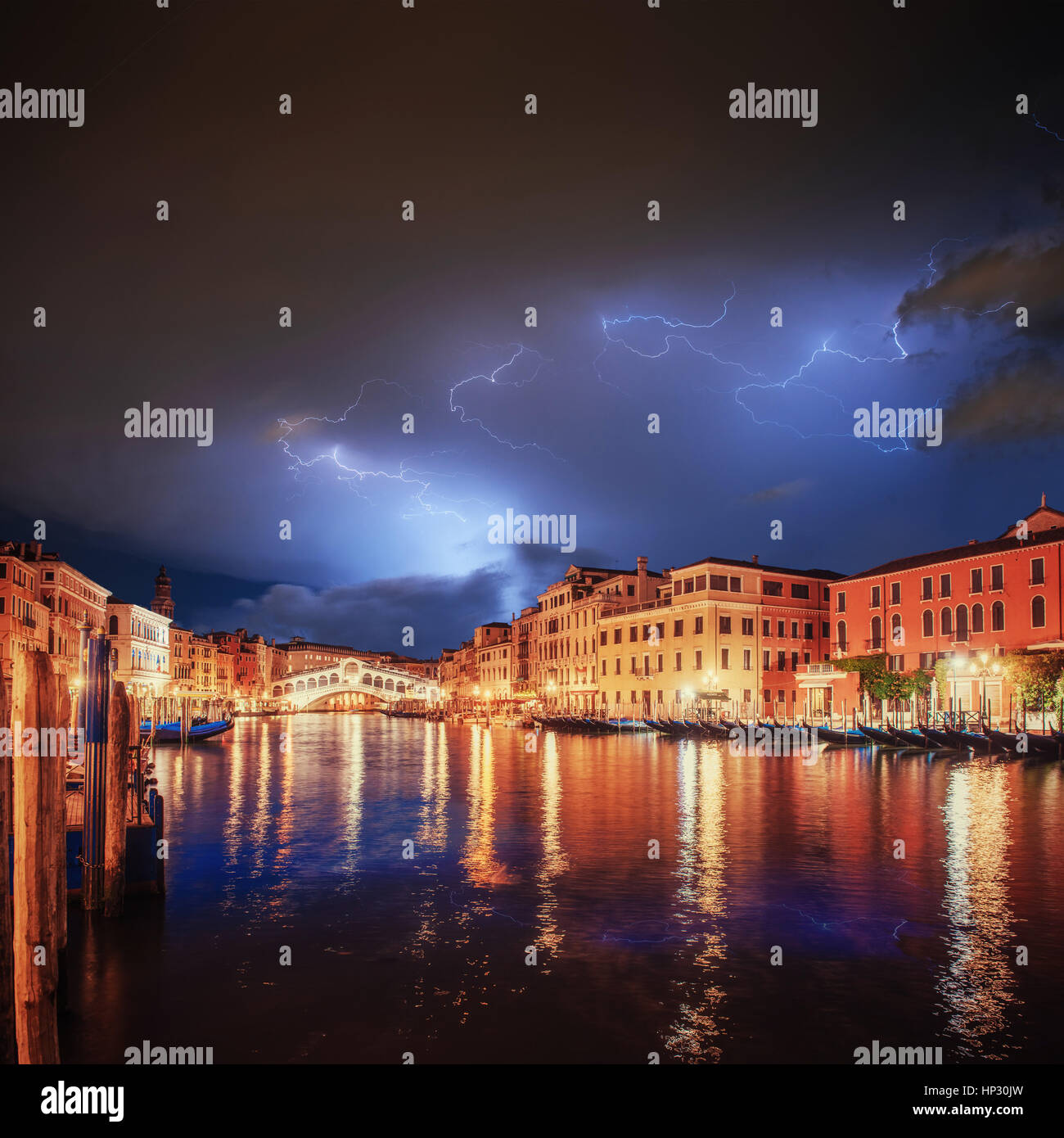 City landscape. Rialto Bridge in Venice Stock Photo - Alamy