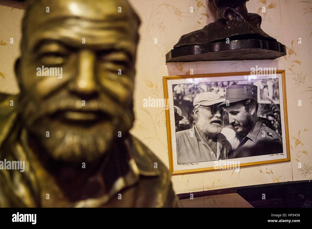 Ernest Hemingway Statue at his Favorite Bar, Called Floridita. And photograph of Ernest Hemingway and Fidel Castro, Habana Vieja, La Habana, Cuba Stock Photo