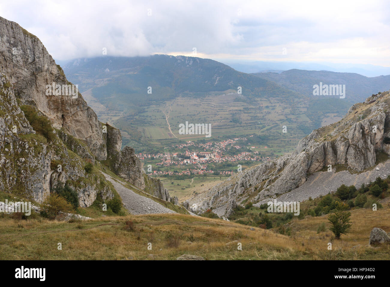 Valley view between mountains hi res stock photography and images Alamy