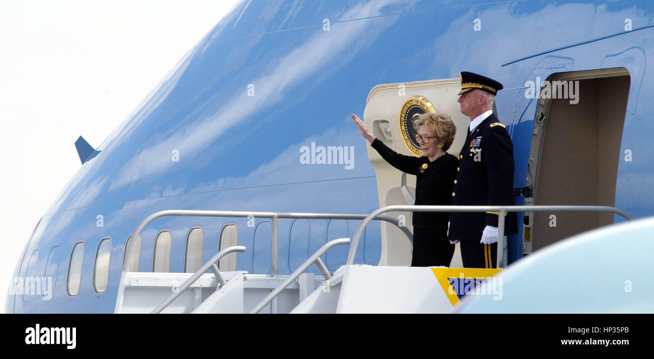 Former First Lady Nancy Reagan waves from the presidential plane ...