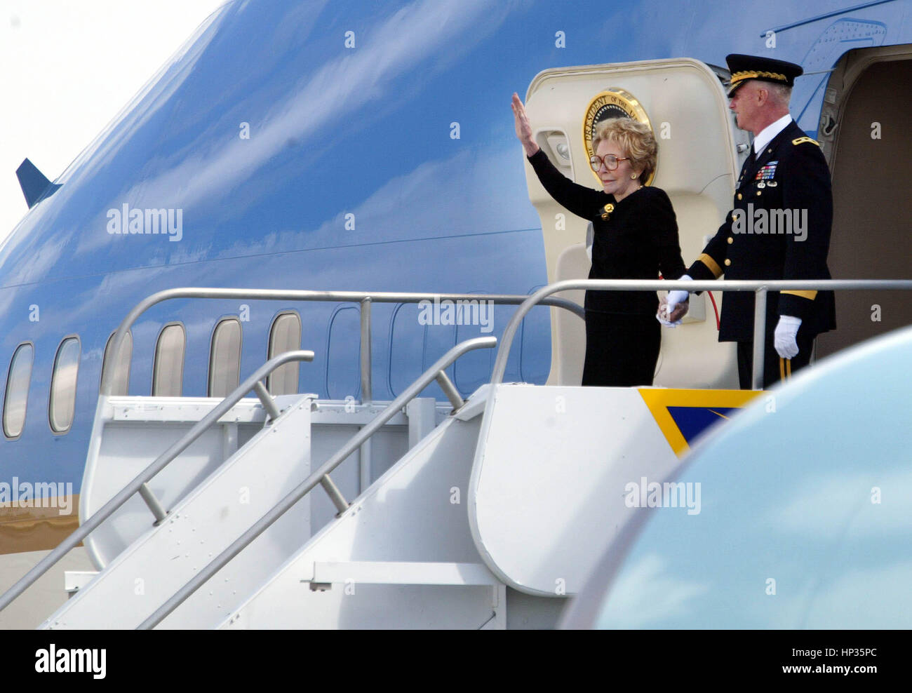 Former First Lady Nancy Reagan waves from the presidential plane ...