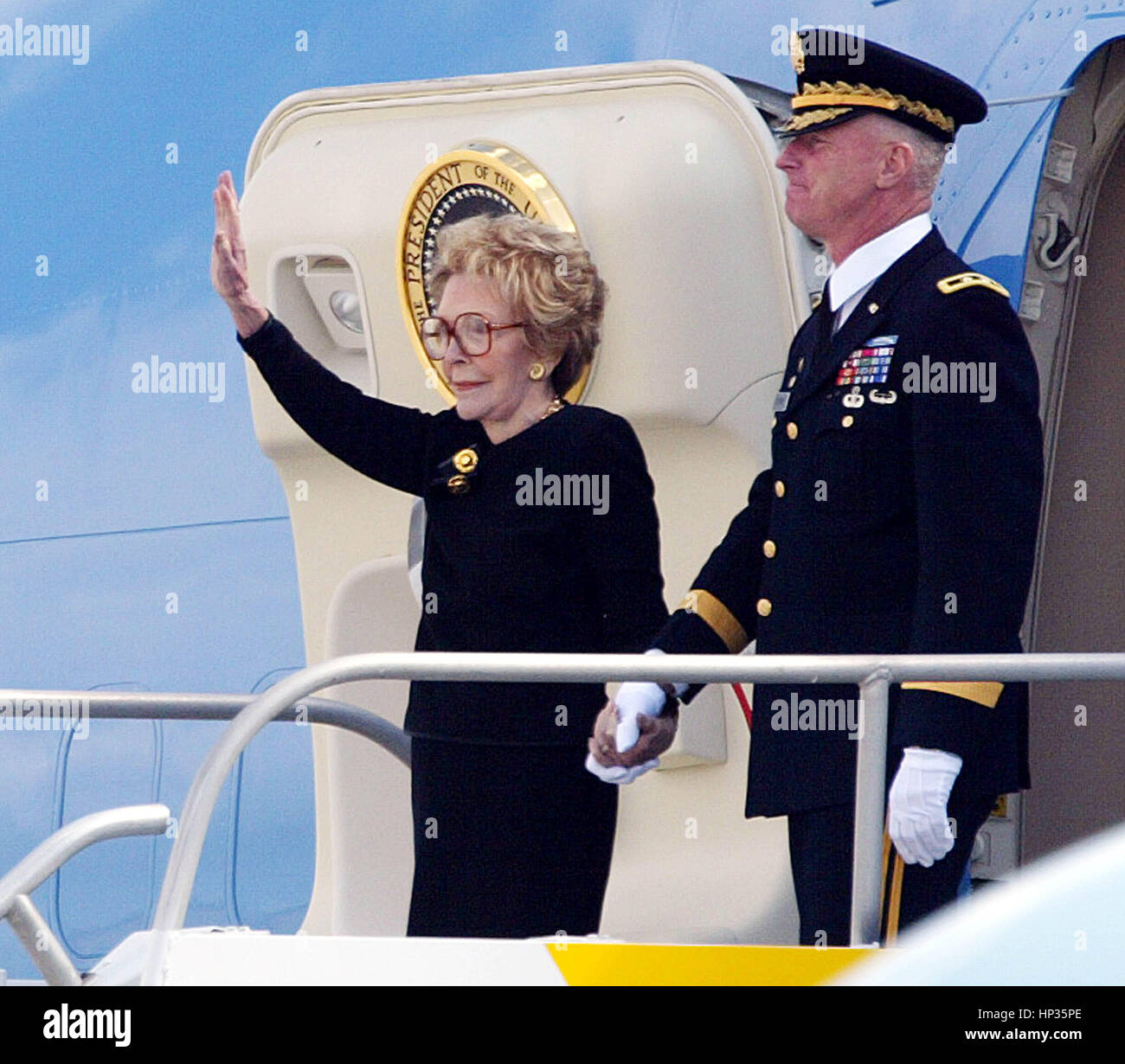 Former First Lady Nancy Reagan waves from the presidential plane ...