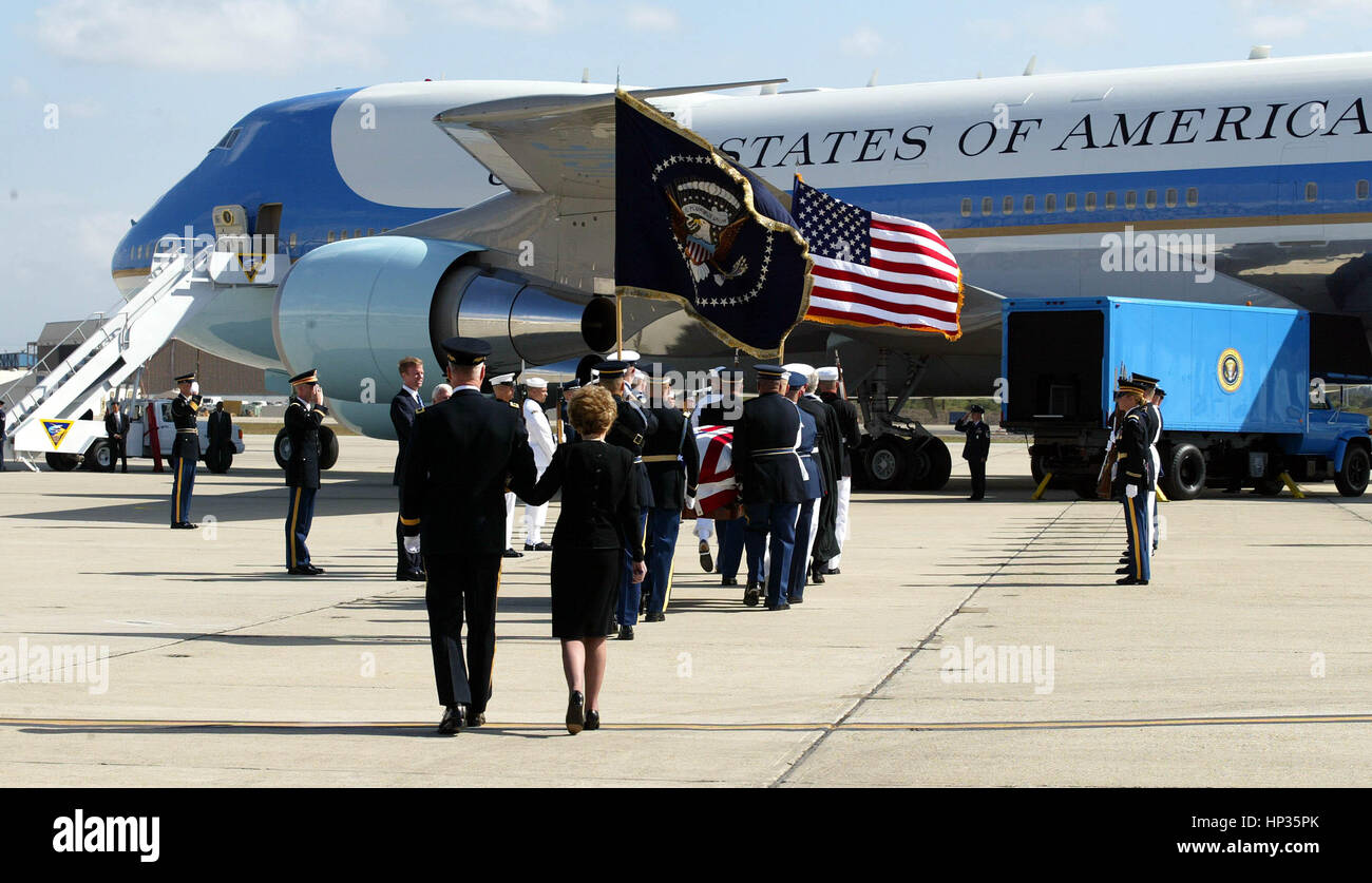 Former First Lady Nancy Reagan is escorted by Major General Galen ...